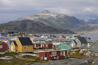 Groenland, ville de Nanortalik entourée de montagnes au sud du pays