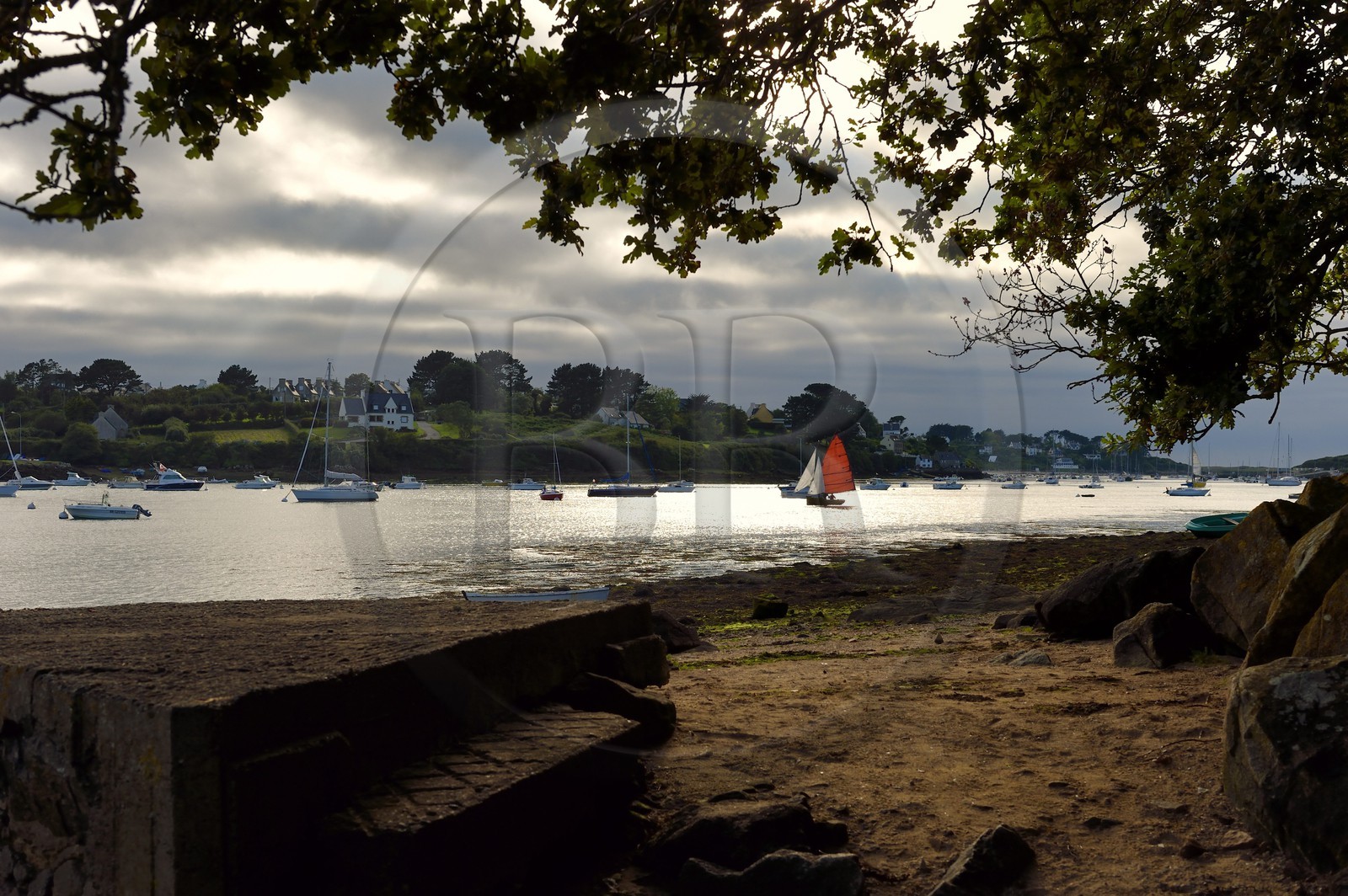 France, Finistère (29), Lannilis, Saint-Pabu face à Prat Ar Coum dans l'Aber Benoit