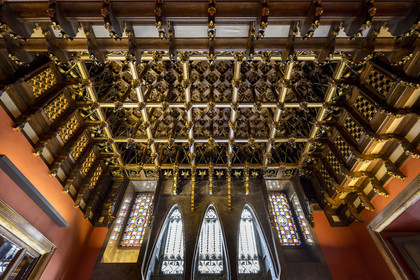Espagne, Catalogne, Barcelone, le Palais Güell (Palau Güell) construit entre 1886 et 1891 et réalisé par l'architecte du modernisme catalan Antoni Gaudi, site classé au Patrimoine Mondial de l'UNESCO, plafond à caissons à l'étage noble