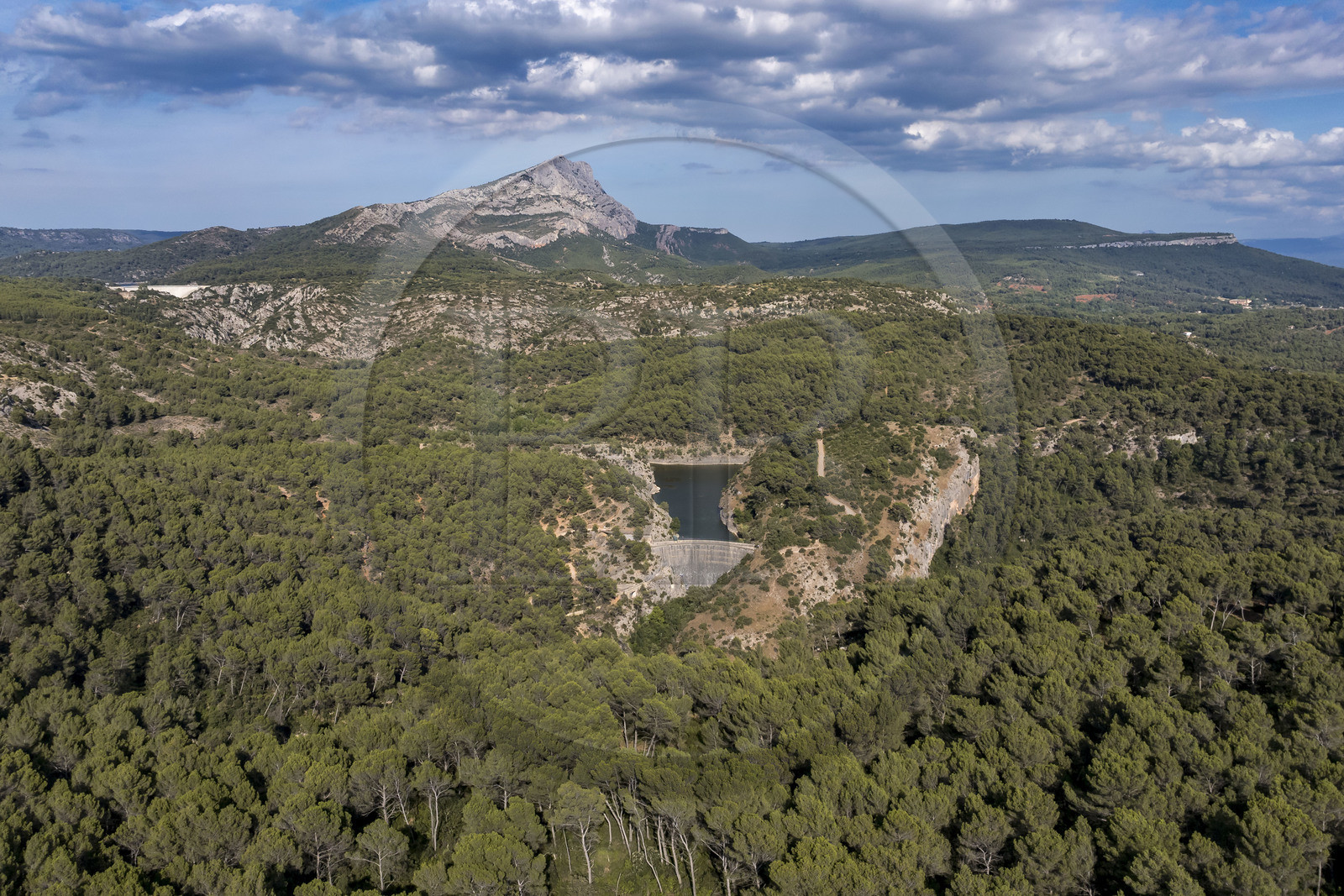 France, Bouches-du-Rhône (13), Aix en Provence, plateau de Bibemus, le barrage Zola (Cézanne y a peint la série des Baigneurs) et la montagne Sainte Victoire en arrière plan (vue aérienne)