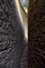 Zimbabwe, province de Masvingo, les ruines du site archéologique du Grand Zimbabwe, classé Patrimoine Mondial de l'UNESCO, Xème au XVème siècle, le Grand Enclos, passage resserré entre deux murailles