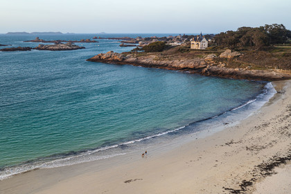 France, Côtes-d'Armor (22), Côte de Granit Rose, Trégastel, la plage de la Grève Blanche (vue aérienne)
