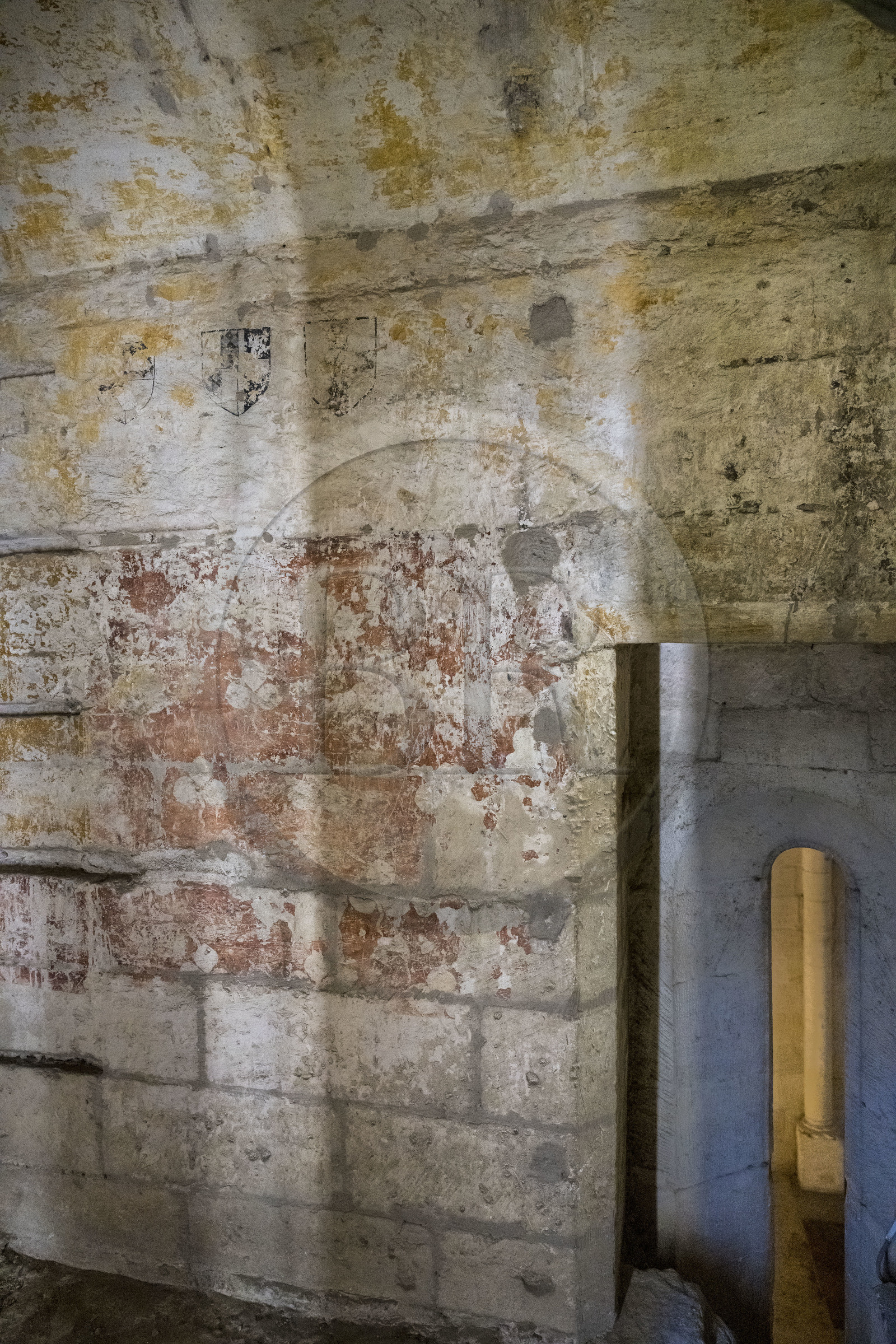 France, Bouches-du-Rhône (13), Tarascon, le chateau du roi René datant du XVe siècle, oratoire caché de la Reine qui donne sur la chapelle basse qu'elle pouvait voir (et entendre) sans être vue France, Bouches-du-Rhône (13), Tarascon, le chateau du roi René datant du XVe siècle, oratoire caché de la Reine qui donne sur la chapelle basse qu'elle pouvait voir (et entendre) sans être vue