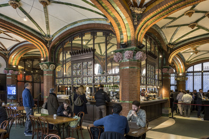 Espagne, Catalogne, Barcelone, Palau de la Musica Catalana (palais de la musique catalane), salle de concert dessinée par l'architecte du modernisme catalan Lluis Domènech i Montaner, site classé au Patrimoine Mondial de l'UNESCO,  le restaurant dans le foyer