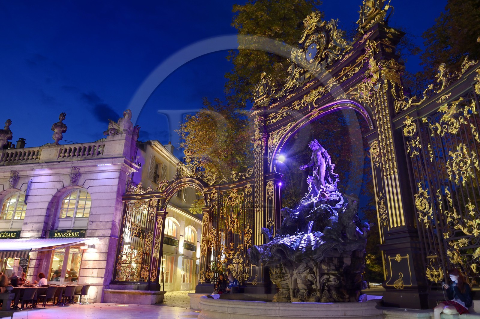 France, Meurthe-et-Moselle (54), Nancy, place Stanislas (ancienne Place Royale) construite par Stanislas Leszczynski, roi de Pologne et dernier duc de Lorraine au XVIIIe siècle, classée Patrimoine Mondial de l'UNESCO, fontaine d'Amphitrite et grille en feuille d'or de Jean Lamour