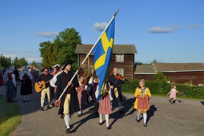 Suède, comté de Dalécarlie, région de Leksand, défilé en costume traditionnel pour les célébrations du solstice d'été dans le petit hameau de Hjulbäck