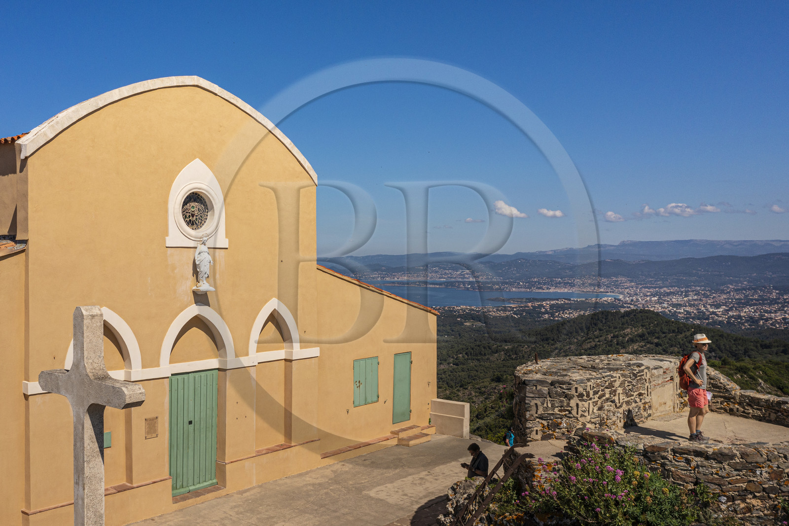 France, Var (83), Six-Fours-les-Plages, randonnée dans le massif du Cap Sicié, la chapelle Notre-Dame-de-Bonne-Garde dite Notre-Dame du Mai (vue aérienne)