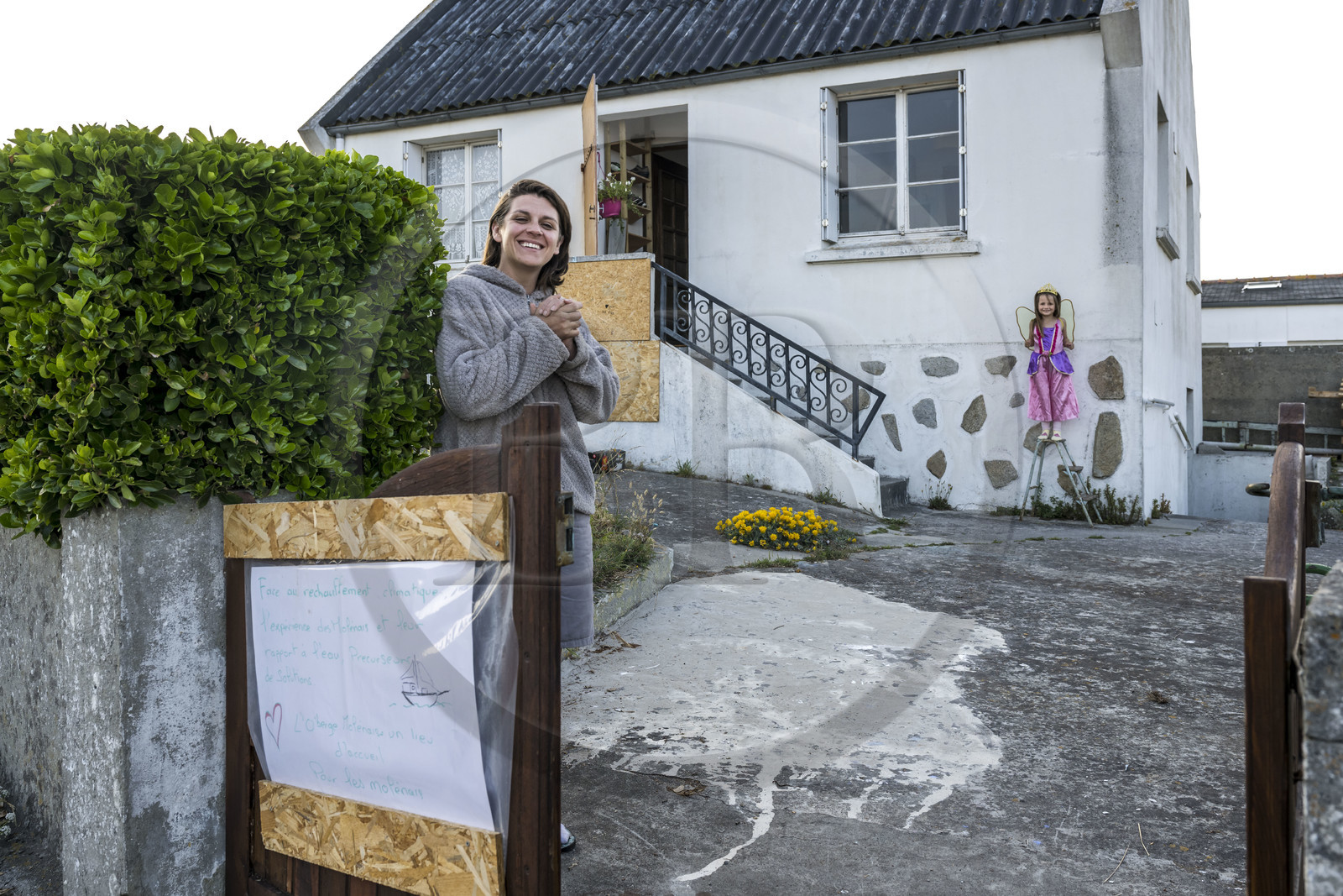 France, Finistère (29), Mer d'Iroise, Ile de Molène, Gwenola Gervais revenue sur l'ile pour ouvrir une auberge socio-écologique avec sa fille Bleuenn