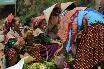 Vietnam, province de Lao Cai, région de Bac Ha, marché de Can Cau, femmes de la minorité Hmong Fleur