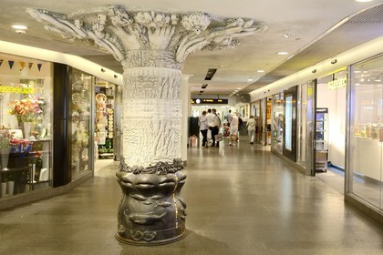 Suède, Stockholm, station de métro (Stockholms tunnelbana), de nombreuses stations exposent des œuvres d'art, Empreinte (Avtryck) pilier sculpté de l'artiste Eva Ziggy Berglund à la station de métro hornstull