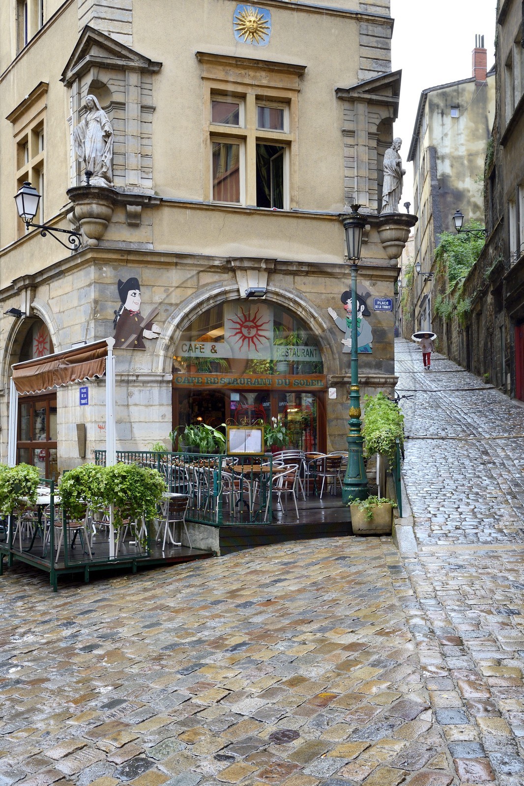 France, Rhône (69), Lyon, site historique classé Patrimoine Mondial de l'UNESCO, Vieux Lyon, quartier Saint-Georges, place de la Trinité, décor traditionnel du castelet de Guignol, et la montée du Gourguillon sur la droite