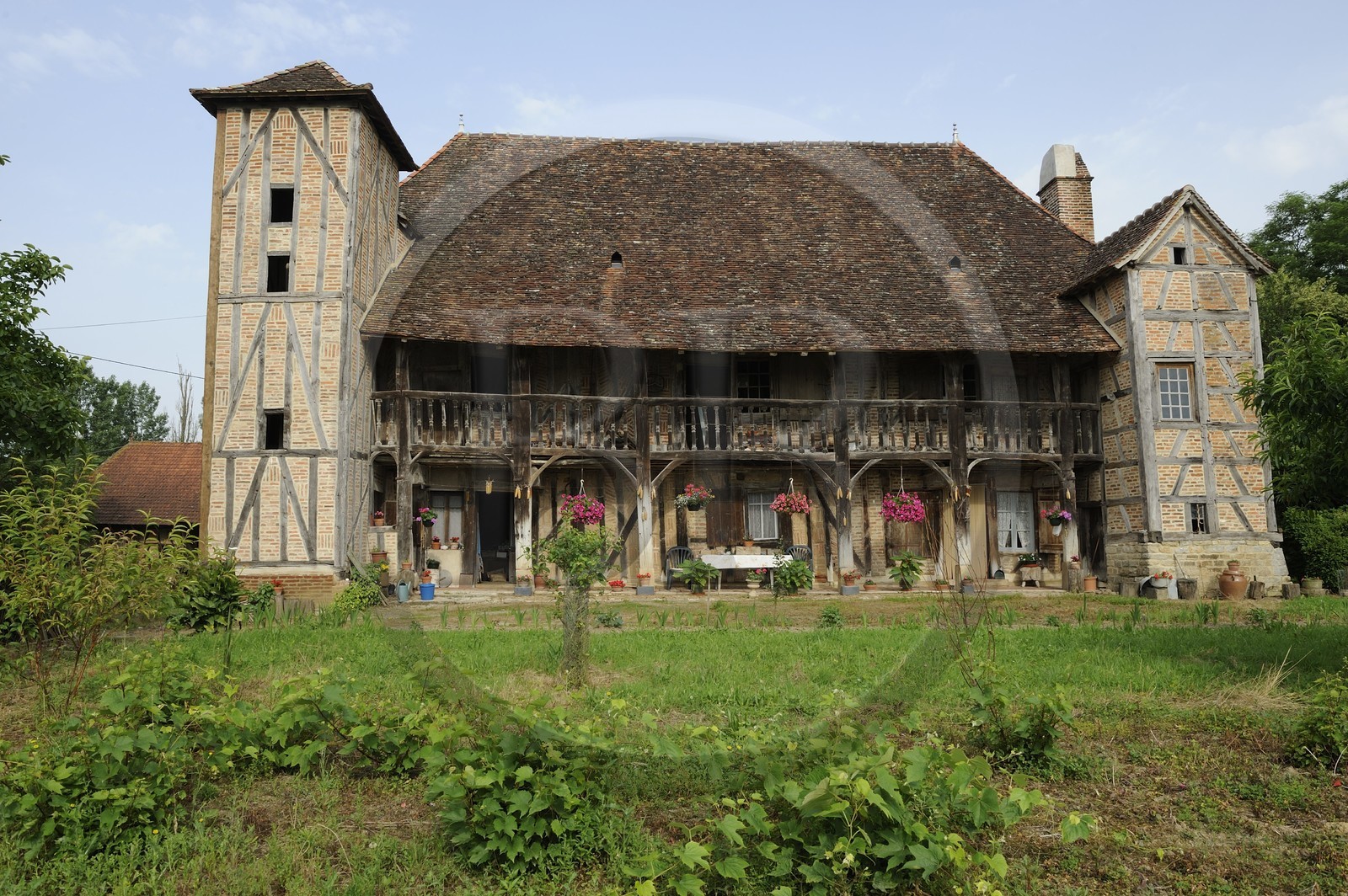 France, Saône et Loire (71), village de Juif, La Grosse Grange ferme bressane traditionnelle à étage et colombage