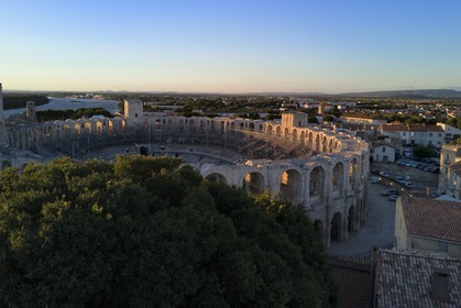 France, Bouches-du-Rhône (13), Arles, les Arènes, amphithéâtre romain de 80-90 après JC, classé Patrimoine Mondial de l'UNESCO et le Rhone en arrière plan
