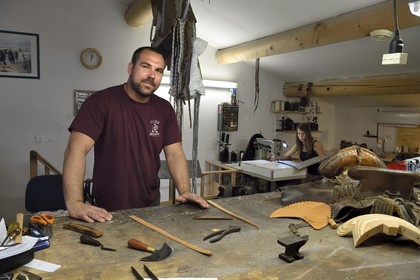 France, Gard (30), Fourques, Victor Mailhan, fabrication de sellerie et d'harnachement dans son atelier