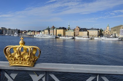 Suède, Stockholm, vue sur la vieille ville dans l'île de Gamla stan (Gamala Stan Riddarholmen) depuis l'île de Skeppsholmen, la couronne du pont de Skeppsholmen et la cathédrale en arrière plan