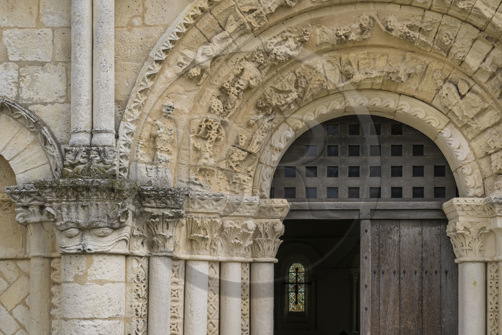 France, Charente-Maritime (17), Echillais, l'église romane Notre-Dame du XIIe siècle classée monument historique, le Grand'Goule, un des chapiteaux de la facade occidentale