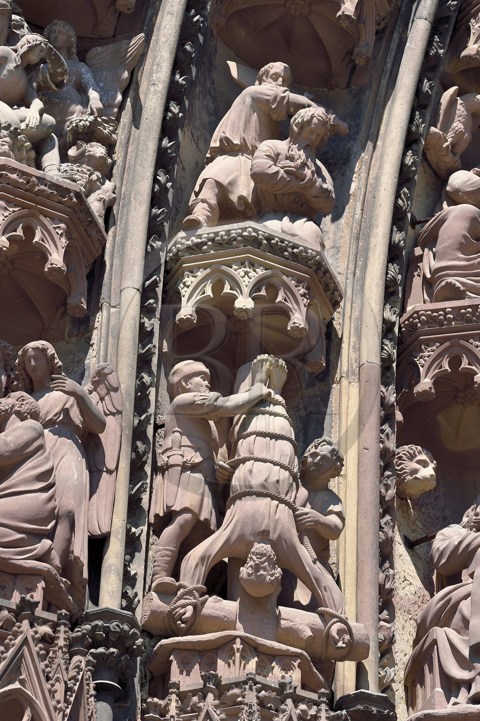 France, Bas-Rhin (67), Strasbourg, vieille ville classée au Patrimoine Mondial de l'UNESCO, la cathédrale Notre-Dame, la facade occidentale, le tympan du portail central dit de la Vierge et des Prophètes, Crucifixion de saint Pierre la tête en bas
