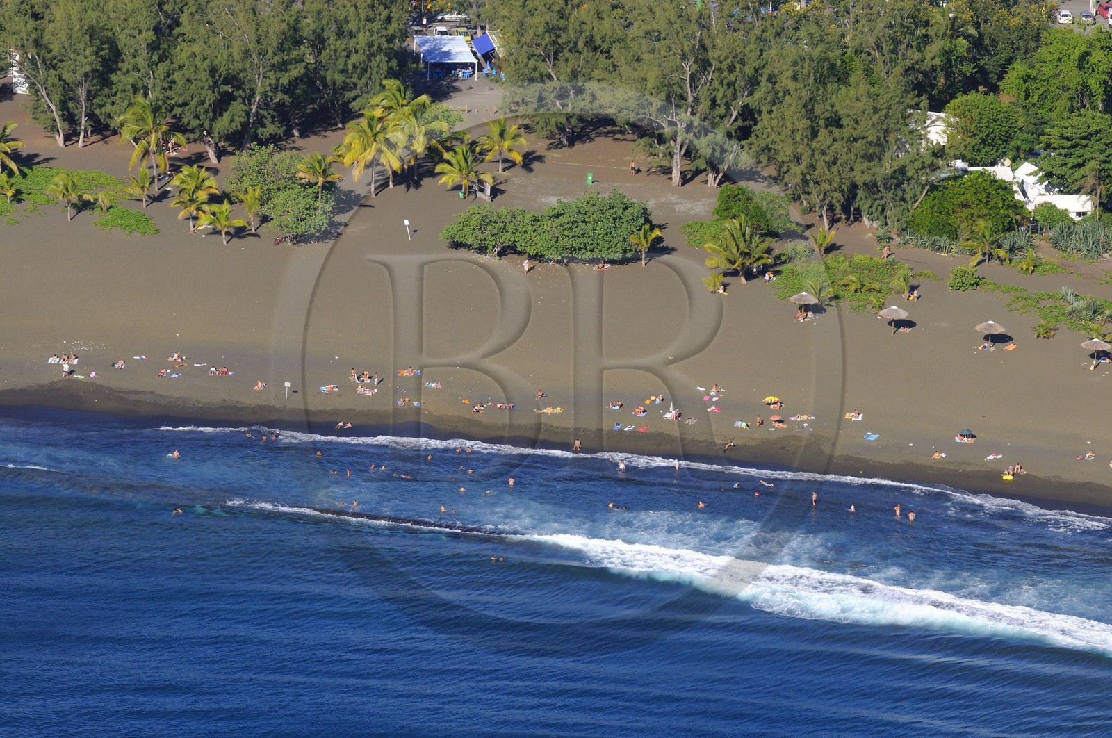 France, île de la Réunion, Etang-Salé les bains, plage de sable noir (vue aérienne)