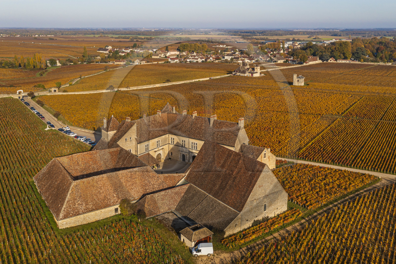 France, Côte-d'Or (21), Paysage culturel des climats de Bourgogne classés Patrimoine Mondial de l'UNESCO, Vougeot, Route des Grands Crus, le vignoble et le chateau du Clos de Vougeot (vue aérienne)