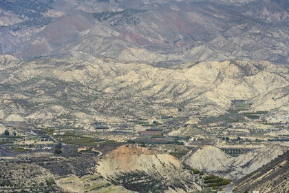 Espagne, Andalousie, Province d'Almeria, le désert de Tabernas derrière les cultures de Bentarique