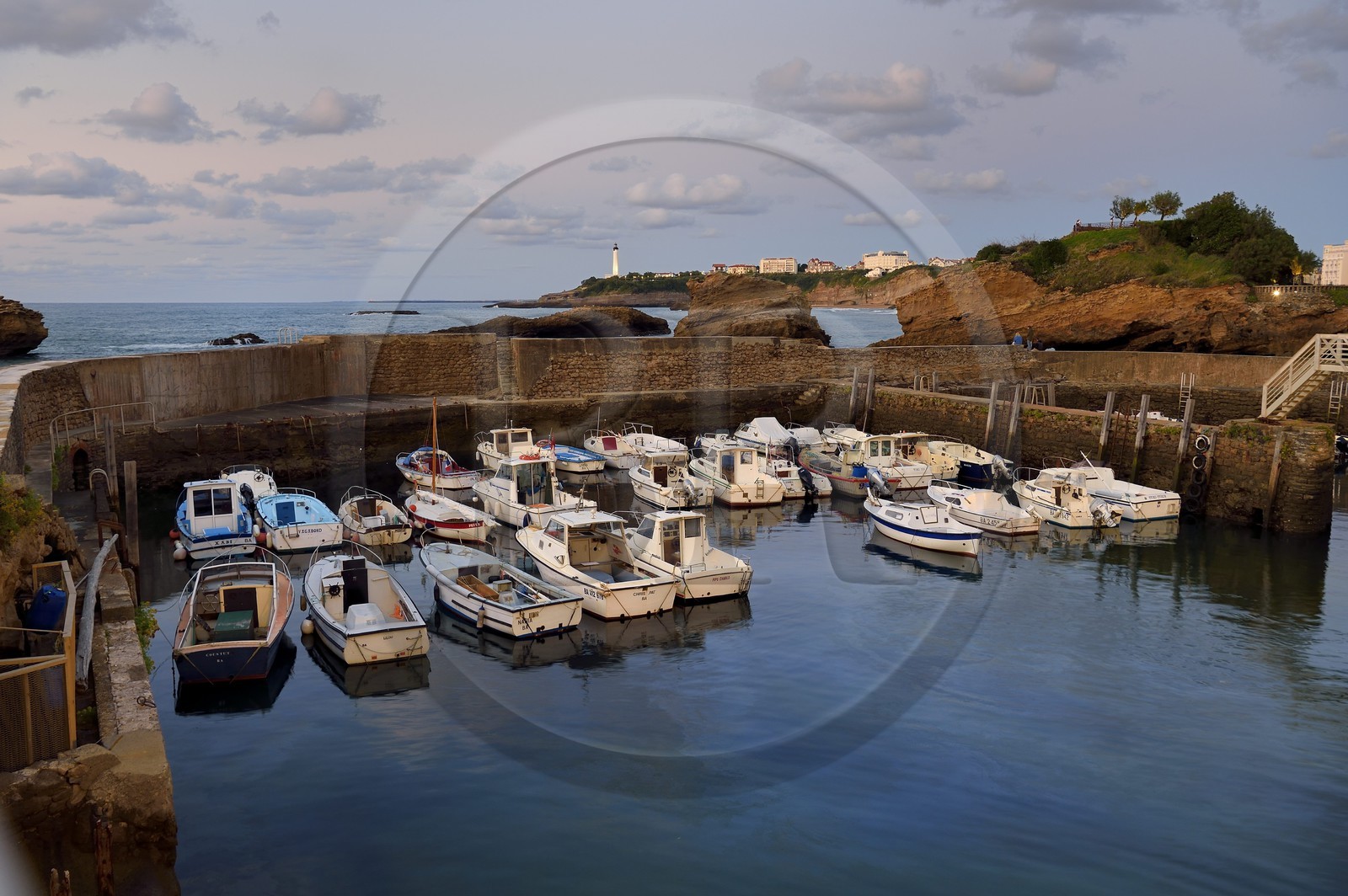 France, Pyrénées-Atlantiques (64), Pays-Basque, Biarritz, le Port des Pecheurs, le phare et le rocher du Basta en arrière plan