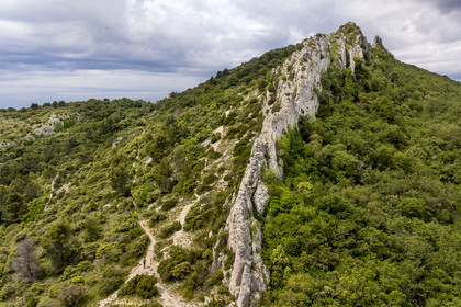 France, Vaucluse (84), Dentelles de Montmirail, randonneur sur les crêtes de Saint-Amand à la Pousterle aussi appelé le Pas du Loup sur le GR 4