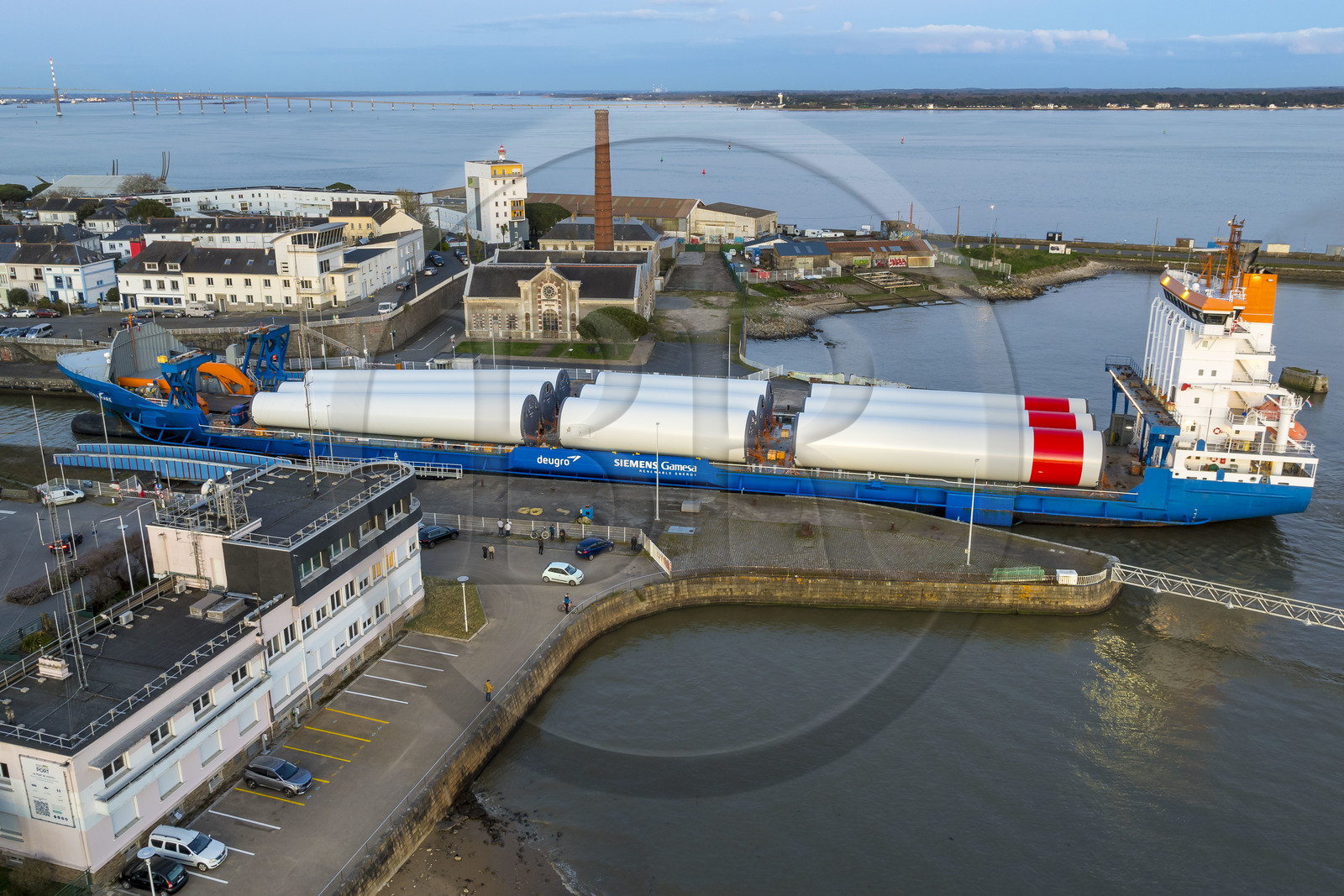 France, Loire-Atlantique (44), Saint-Nazaire, le General Cargo Rotra Mare transporte des sections des mats d'éoliennes et entre dans le bassin à flot du port (en arrière plan) par  l'écluse sud, qui est aussi le lieu de l’Opération Chariot lancée en 1942 par les Britanniques (vue aérienne) France, Loire-Atlantique (44), Saint-Nazaire, le General Cargo Rotra Mare transporte des sections des mats d'éoliennes et entre dans le bassin à flot du port (en arrière plan) par  l'écluse sud, qui est aussi le lieu de l’Opération Chariot lancée en 1942 par les Britanniques (vue aérienne)