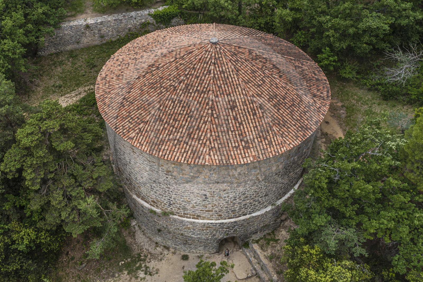 France, Var (83), Mazaugues, parc naturel régional de la Sainte-Baume, Massif de la Sainte-Baume, la glacière Pivaut qui fournissait la glace à Marseille (vue aérienne)