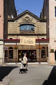 France, Saône et Loire (71), Tournus, la rue principale appelée rue de la République, la vieille salle de cinéma