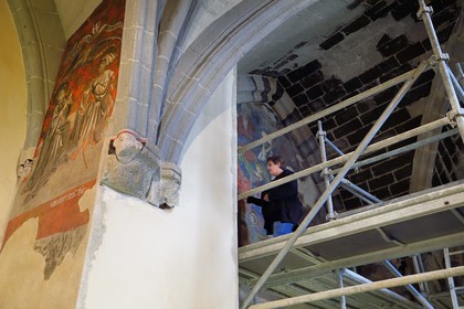 France, Haute-Loire (43), Le Puy-en-Velay, étape classée Patrimoine Mondial de l'UNESCO dans le cadre des chemins de Compostelle, l'Hôtel-Dieu, chapelle du Saint-Esprit, la restauratrice d’œuvres d'art Annalisa Odoardi restaure une peinture murale du XVIIe siècle