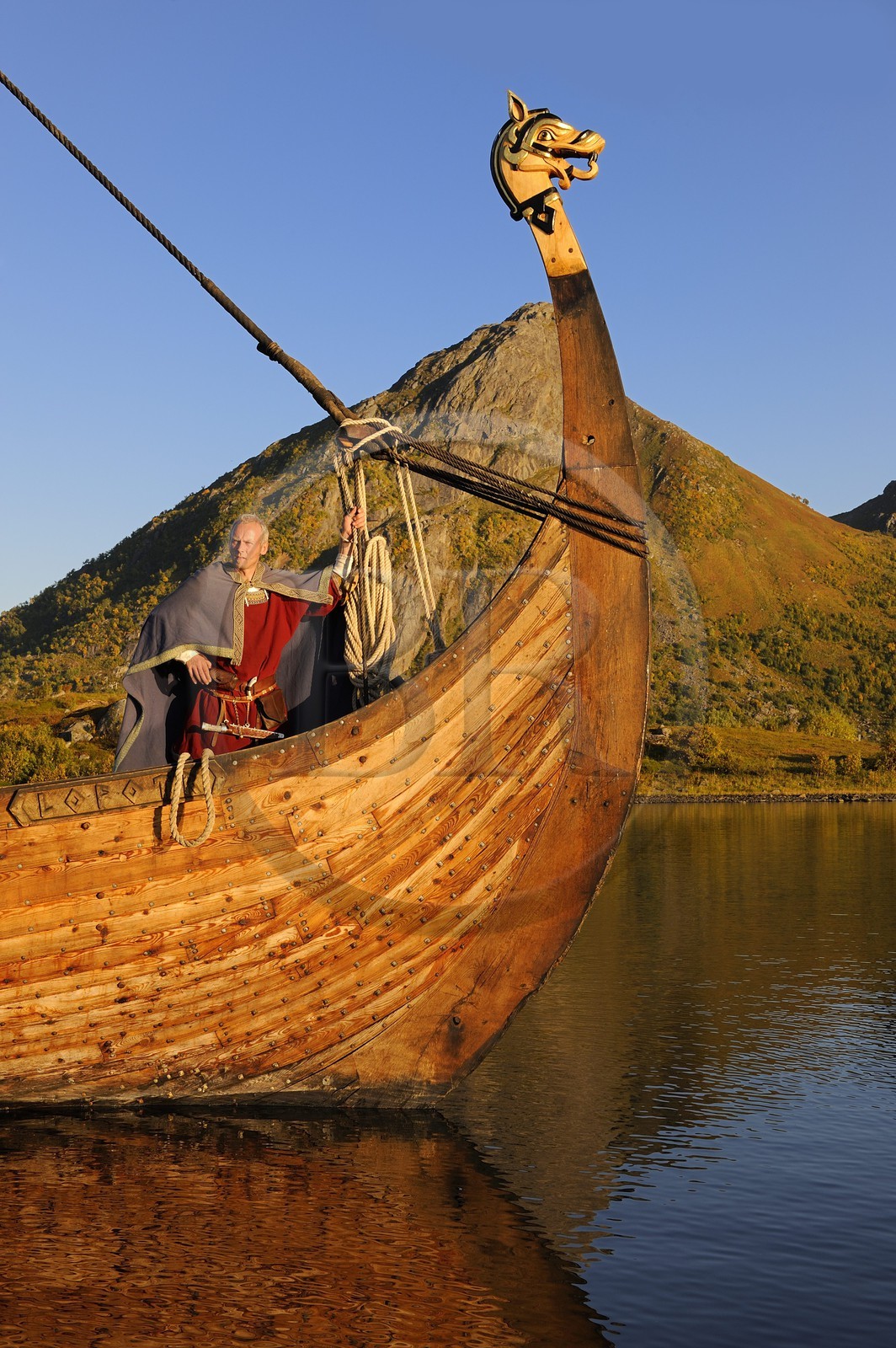 Norvège, Nordland, Iles Lofoten, ile de Vestvagoy, le drakkar (bateau viking) Lofotr construit à l'identique sur le lac de Borg et son capitaine Terje Boe