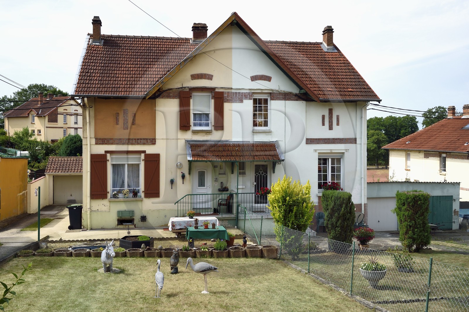 France, Moselle (57), Petite-Rosselle, ancien quartier de logements ouvriers de la cité industrielle crée par la famille Wendel pour les mines de charbon, maison d'employés partagée par deux familles avenue de Schoeneck dans le quartier Wendel nord