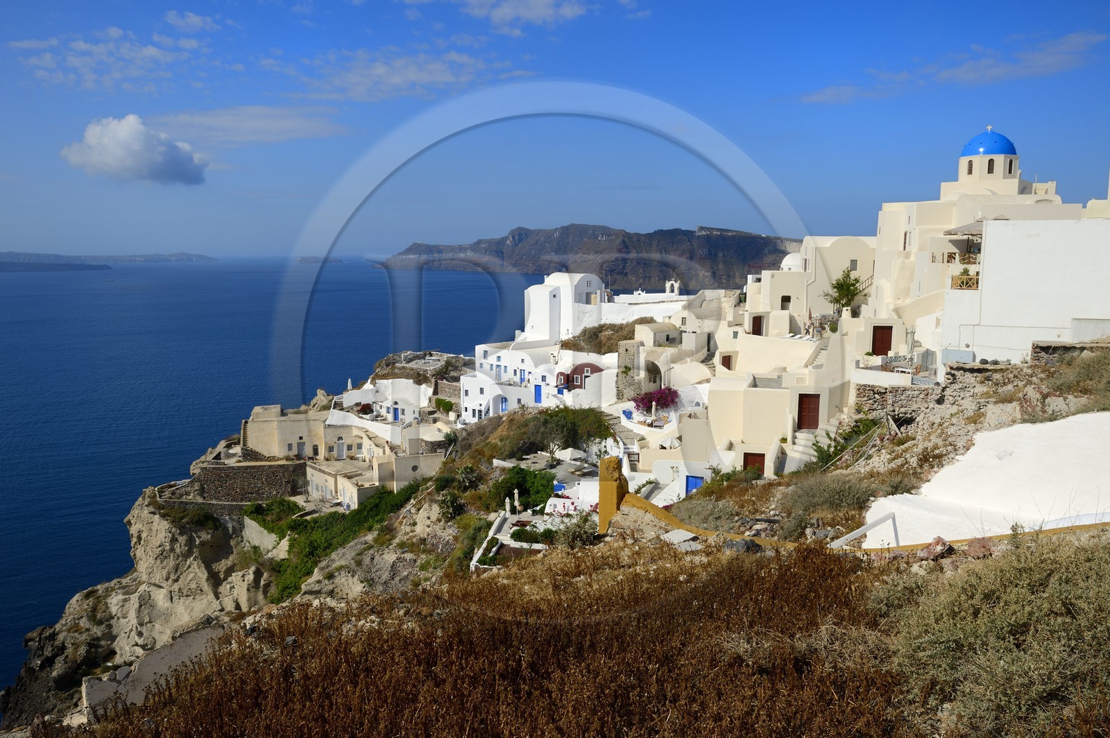Greece, Cyclades, Aegean Sea, Santorini (Thira or Thera), the village of Oia overlooking the Caldera