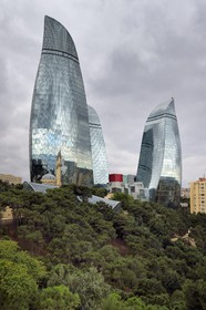 Azerbaïdjan, Bakou, Flame Towers des architectes Hellmuth, Obata & Kassabaum et la mosquée Shehidler à ses pieds