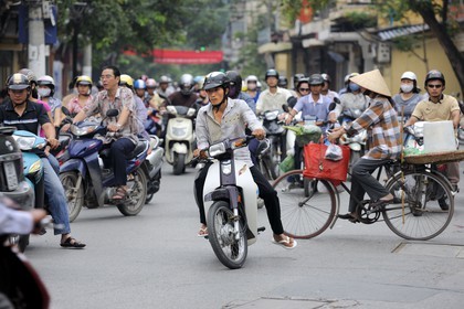 Vietnam, Hanoï, circulation en moto dans la vieille ville
