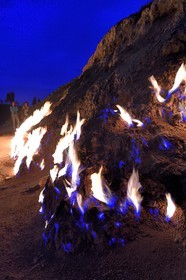 Azerbaïdjan, Bakou, Absheron Peninsula, Yanar Dag qui signifie «montagne en feu», est un feu de gaz naturel qui flamboie continuellement sur une colline