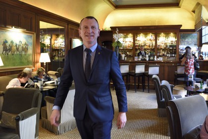 France, Calvados (14), Pays d'Auge, Deauville, Bar de l'Hotel Normandy Barriere, le chef barman Marc Jean