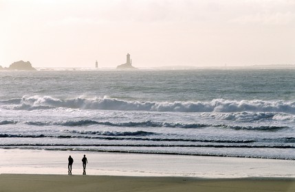 France, Finistère (29), la Baie des Trépassés et phare de la Vieille (région de la Pointe du Raz)