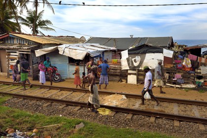 Sri Lanka, Province de l'Ouest, Colombo, Mount Lavinia, train de Colombo à Galle, habitations de fortune en bordure de la voie ferrée