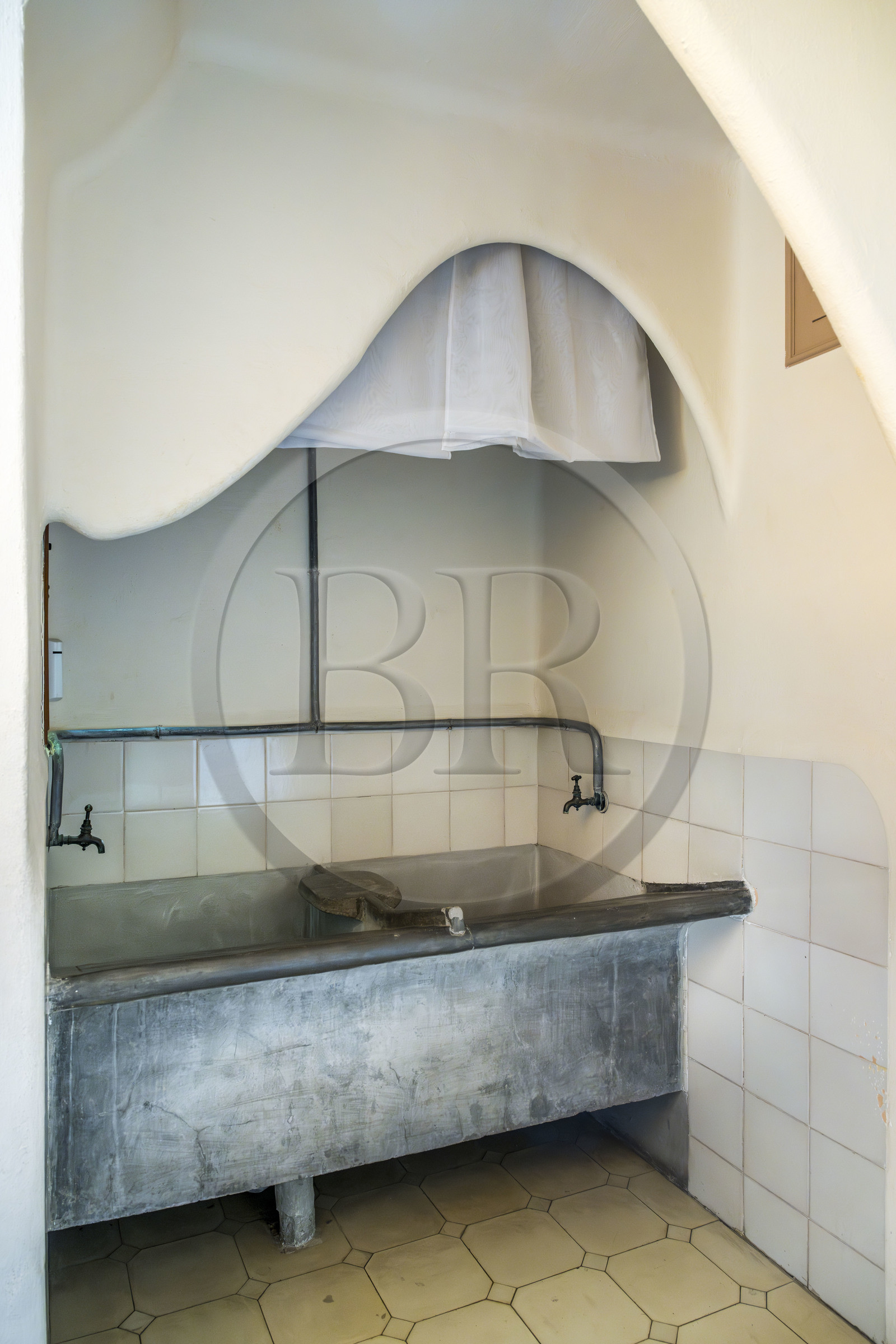 Espagne, Catalogne, Barcelone, quartier de l'Eixample, Passeig de Gracia, Casa Batllo de l'architecte du modernisme catalan Antoni Gaudi, site classé au Patrimoine Mondial de l'UNESCO, pièce de service sous les combles