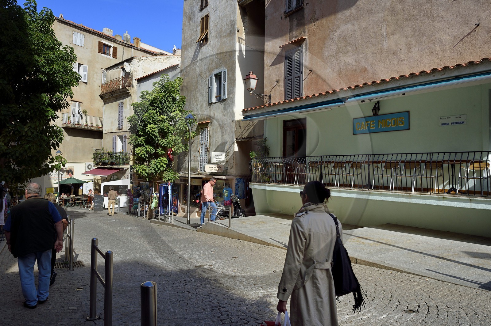 France, Corse-du-Sud (2A), Bonifacio, Ville Haute, cafés dans la rue Fred Scamaroni