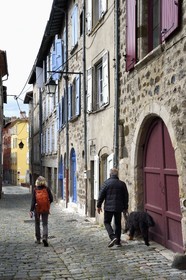 France, Haute-Loire (43), Le Puy-en-Velay, étape classée Patrimoine Mondial de l'UNESCO dans le cadre des chemins de Compostelle, rue du consulat dans la ville basse