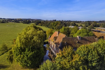 France, Calvados (14), Pays d'Auge, Coupesarte, Manoir de Coupesarte du XVIe siècle (vue aérienne)