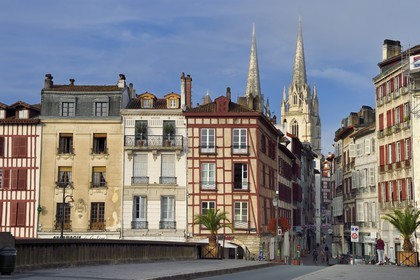 France, Pyrénées-Atlantiques (64), Pays-Basque, Bayonne, maisons traditionnelles des quais de la Nive et les flèches de la cathédrale Sainte-Catherine vues du pont Marengo