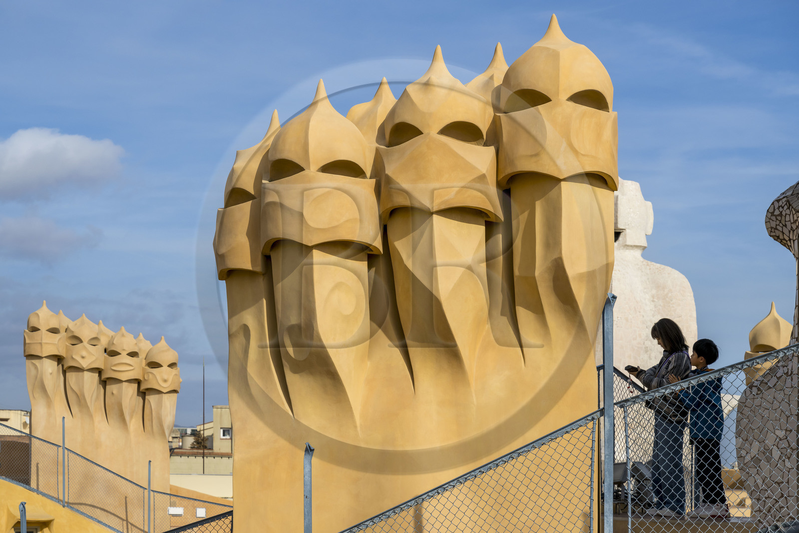 Espagne, Catalogne, Barcelone, quartier de l'Eixample, Passeig de Gracia, Pedrera ou Casa Mila (1905-1910) de l'architecte du modernisme catalan Antoni Gaudi, site classé au Patrimoine Mondial de l'UNESCO, cheminées et tours d'aération sur le toit terrasse de l'immeuble