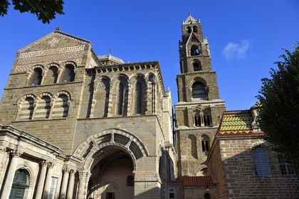 France, Haute-Loire (43), Le Puy-en-Velay, étape des chemins de Compostelle, la cathédrale Notre-Dame-de-l'Annonciation du XIIe siècle classée Patrimoine Mondial de l'UNESCO, porche du For et le clocher haut de 56m composé de sept étages