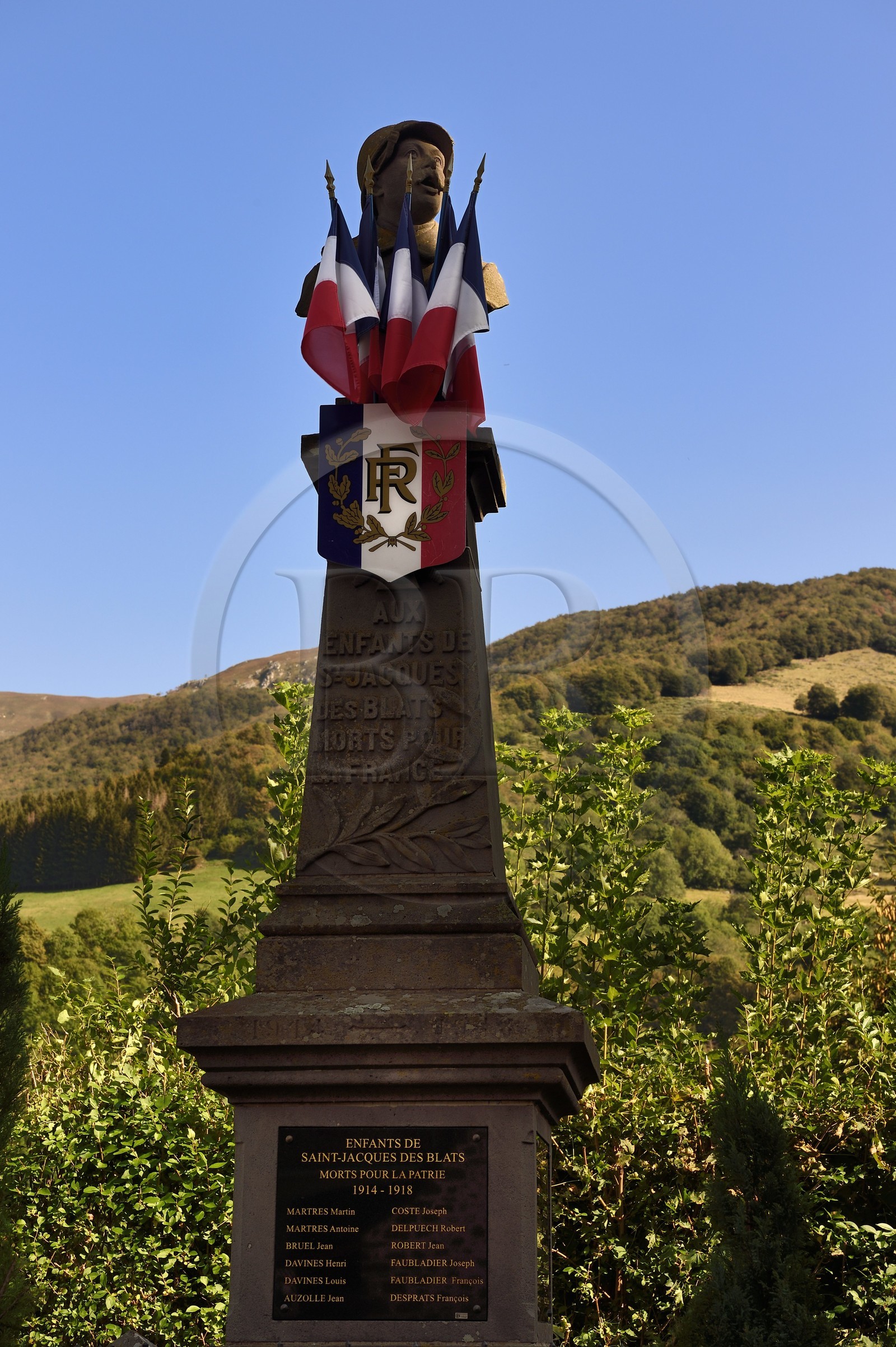 France, Cantal (15), Parc Naturel Régional des Volcans d'Auvergne, Saint-Jacques-des-Blats sur le chemin de Saint-Jacques de Compostelle par la Via Arverna, le monument aux morts