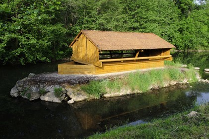 France, Côte d'Or (21), Semur-en-Auxois, bateau lavoir sur l'Armançon