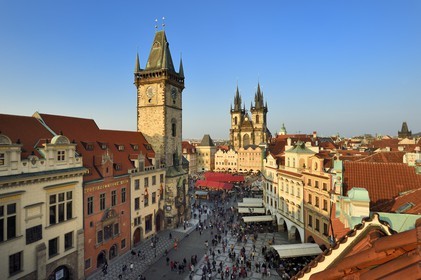 République Tchèque, Prague, centre historique classé Patrimoine Mondial de l'UNESCO, la vieille ville (Stare Mesto), place de la vieille ville (Staromestske namesti), l'hôtel de Ville et l'église Notre-Dame-du-Tyn