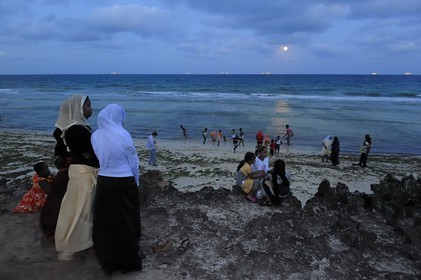 Tanzanie, Dar es-Salaam, il y a encore foule à Coco Beach à la tombée de la nuit le dimanche